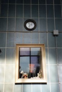 Atelier Pillham - Installation im Wanddurchbruch