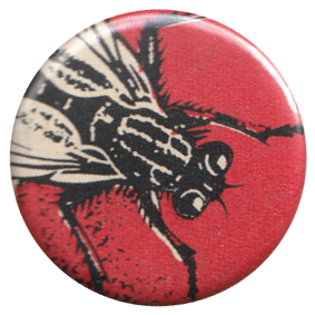Fliege auf rot