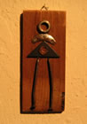 Kleinteile wurden in Form einer Frau auf Holz montiert. Aus der Serie Minimalarrangements