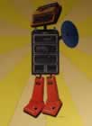 Ein Roboter dessen Kopf eine Schreibmachine ist. Der Körper ist eine Stereoanlage, der Arm eine Satellitenschüssel. Die Beine sind 2 identische alte Staubsauger.