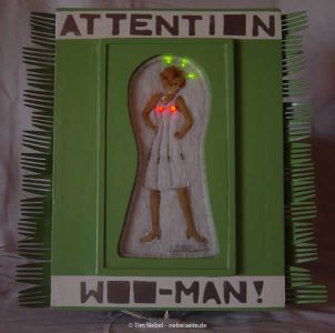 Wandschaukasten Attention Wooman mit LEDs